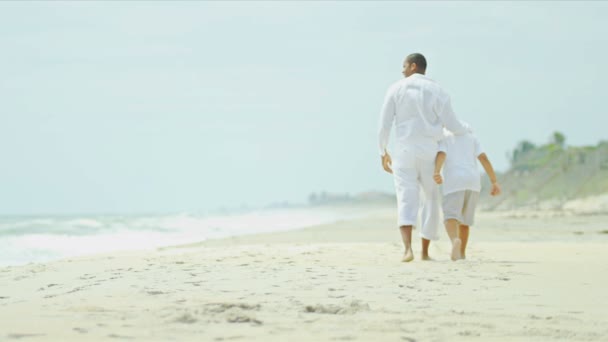 Diverso niño con padre afortunado caminando juntos en la playa — Vídeo de stock