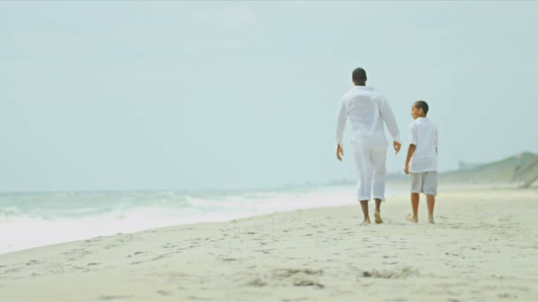 Summer beach walk of ethnic loving father son — Stock Video