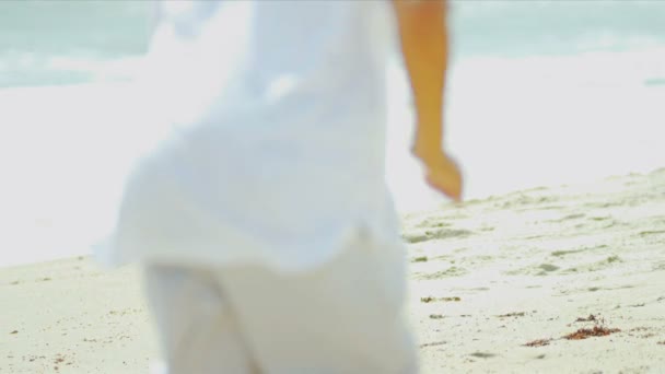 Sommartid av etniska far och son kör tillsammans på stranden — Stockvideo