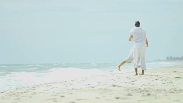 Vater und Sohn spielen gemeinsam am Strand — Stockvideo