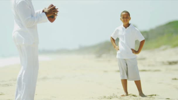 族裔父亲儿子玩美式足球 — 图库视频影像