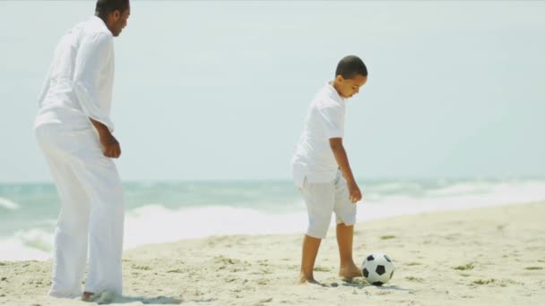 Afro-americano pai aproveitando o tempo com o filho jogando futebol — Vídeo de Stock