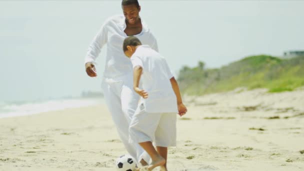 Diverso padre feliz pasar tiempo con el niño jugando al fútbol — Vídeo de stock