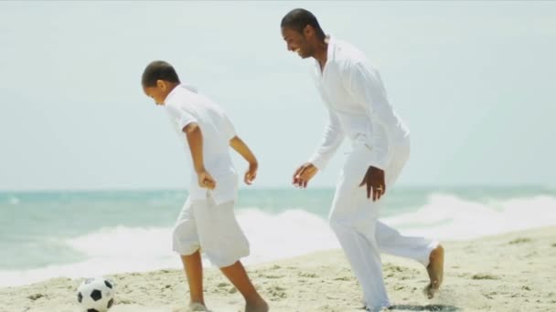 Афроамериканский родитель наслаждается временем с сыном, играющим в футбол — стоковое видео