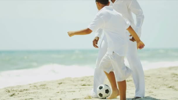 Diverso chico y padre cariñoso divertirse patadas pelota — Vídeos de Stock