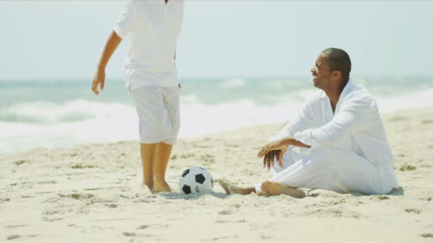 Temps de soccer de jeune fils ethnique et père heureux — Video