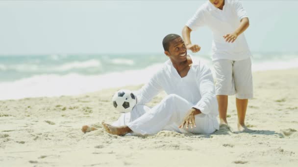 Padres afroamericanos disfrutando del tiempo con su hijo jugando fútbol — Vídeo de stock