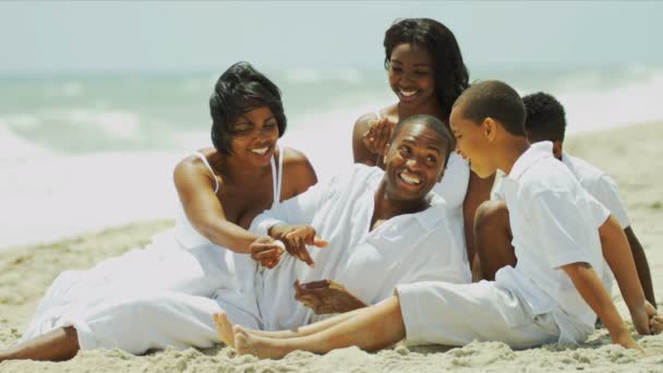 Afro-Amerikaanse familie genieten van tijd samen praten strand — Stockvideo