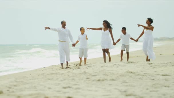 Los padres étnicos los niños pasar vacaciones juntos hablando en la playa — Vídeo de stock