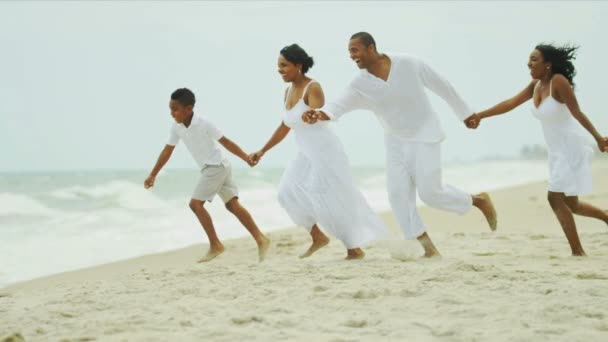 Diversos hermanos y hermanas disfrutando del tiempo libre con padres cariñosos — Vídeo de stock