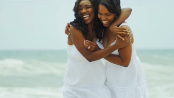 Liefdevolle etnische moeder en haar dochter bonding samen op strand — Stockvideo