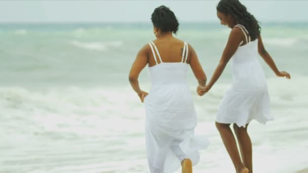 Etnische moeder dochter plezier samen strand zomervakantie — Stockvideo