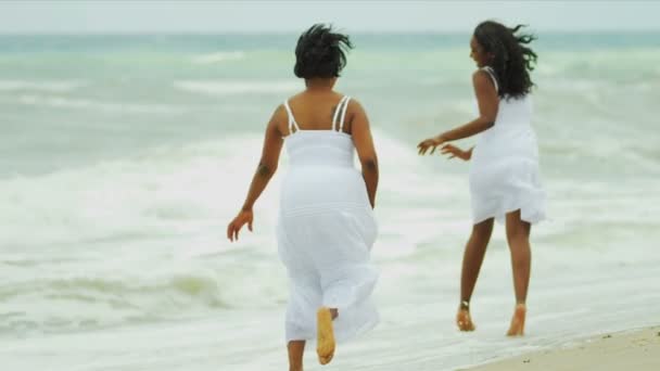 Diverse fille profiter du temps avec la mère par l'océan — Video