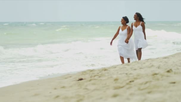 Madre étnica tiempo tranquilo con su hija en la playa — Vídeos de Stock