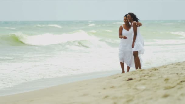 Zróżnicowane rodziców i córka plotkują i chodzenie przez ocean — Wideo stockowe