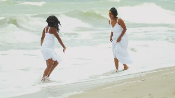 Madre etnica trascorrere del tempo di qualità con la figlia a parlare sulla spiaggia — Video Stock