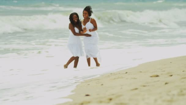 族裔母亲女儿开心一起夏季假日海滩 — 图库视频影像