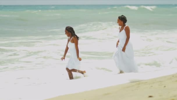 Diversa madre e hija riendo jugando en surfistas en la playa — Vídeos de Stock