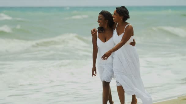 花时间在一起走在海滩上的族裔母亲女儿 — 图库视频影像