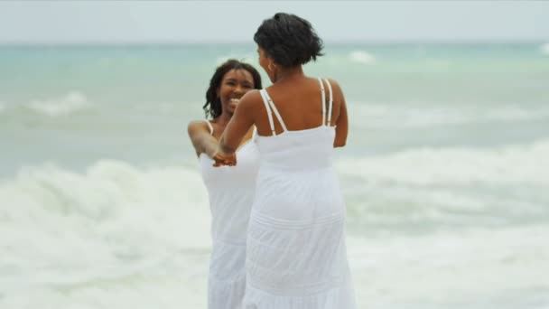 Mãe e filha diversa desfrutando de tempo de verão na praia — Vídeo de Stock