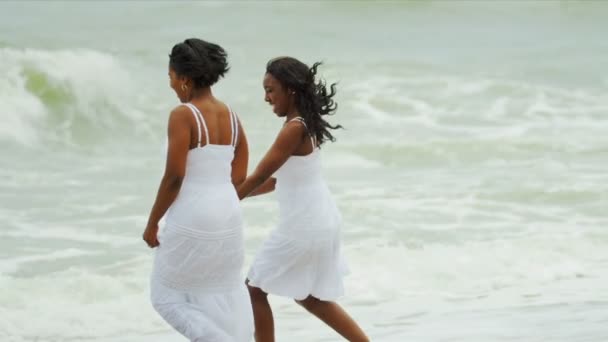 Ethnische Tochter hat Spaß mit junger Mutter am Strand — Stockvideo