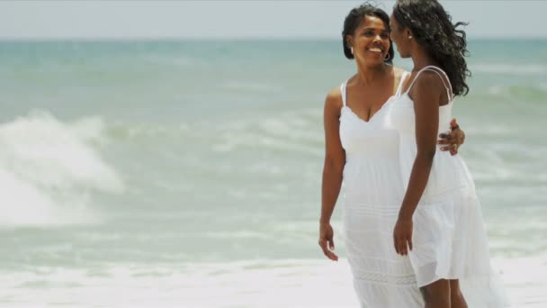 Etnische dochter lopen op strand samen liefhebbende moeder — Stockvideo