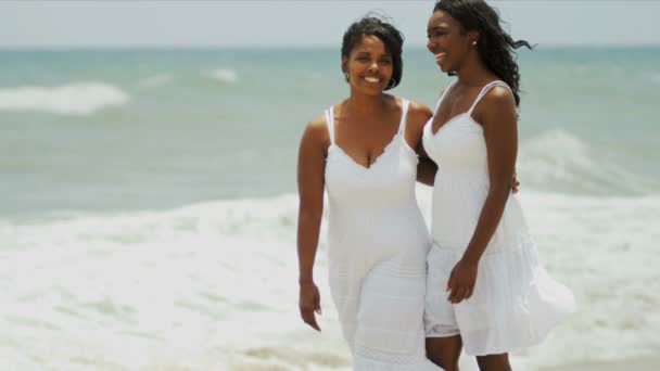 Mãe e filha étnica caminhando e conversando juntas na praia — Vídeo de Stock