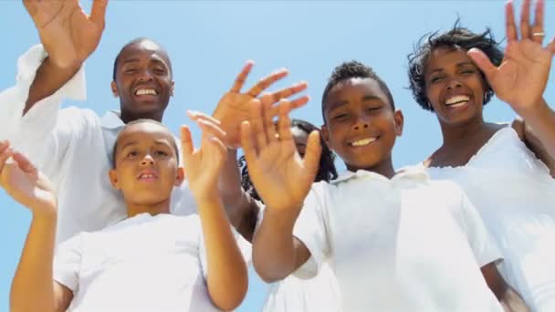 Ethnische Söhne und Tochter mit Eltern winken auf Videopostkarte — Stockvideo