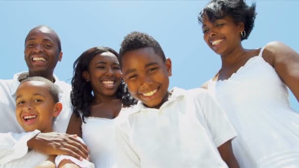 Zamknij z etnicznych szczęśliwy skyping rodziny razem z wakacji na plaży — Wideo stockowe