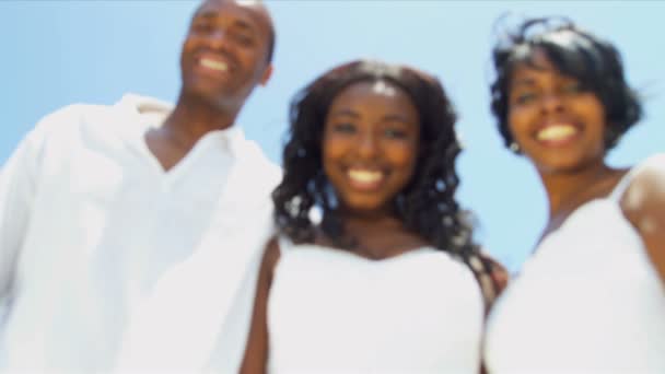 Афроамериканская девушка с родителями по скайпу на пляже отдыха — стоковое видео