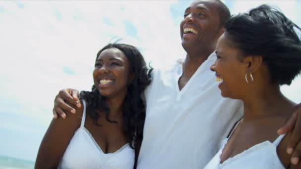 Diversa chica riendo de vacaciones con los padres todos vestidos de blanco — Vídeos de Stock