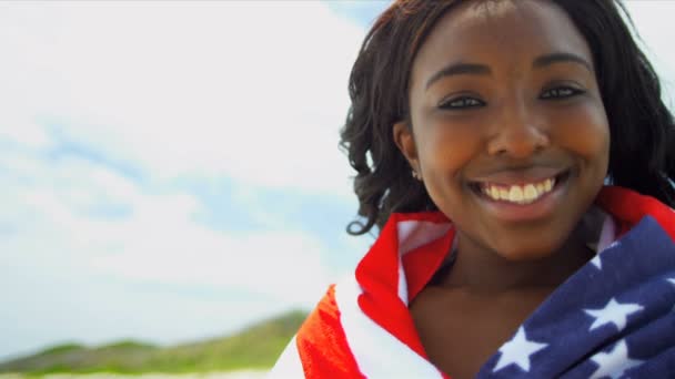 Lachende etnische meisje Amerikaanse vlag — Stockvideo