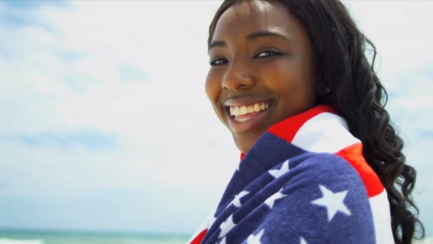 Ethnische Mädchen in Handtuch gehüllt amerikanische Flagge — Stockvideo