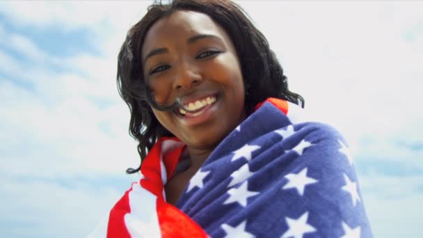 Sonriente chica étnica bandera americana — Vídeos de Stock