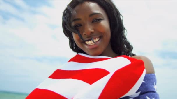 Etnische meisje gewikkeld in een handdoek Amerikaanse vlag — Stockvideo