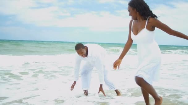 Diverso padre disfrutando del verano con la hija adolescente salpicando en la playa — Vídeos de Stock