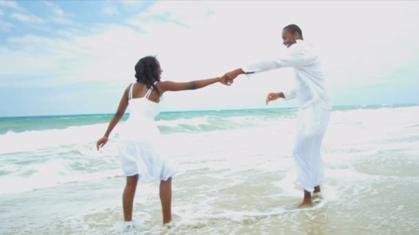 Afrika kökenli Amerikalı üst birlikte kızı kumsalda dans — Stok video