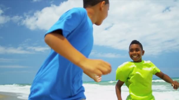 Afrikaanse Amerikaanse broers zomervakantie genieten op strand — Stockvideo