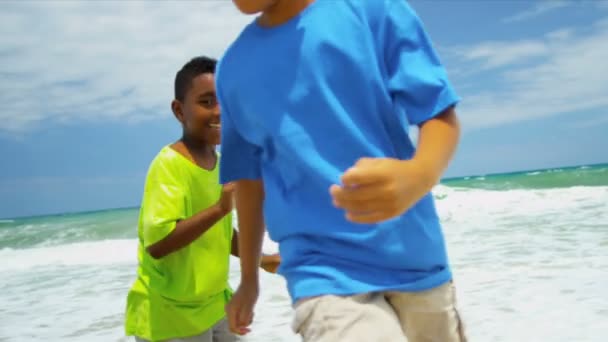 Frères afro-américains s'amusent ensemble sur la plage — Video