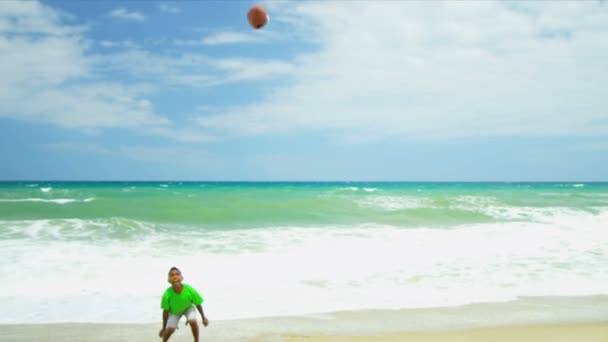 Diversos chicos practicando juntos fútbol americano por mar — Vídeos de Stock