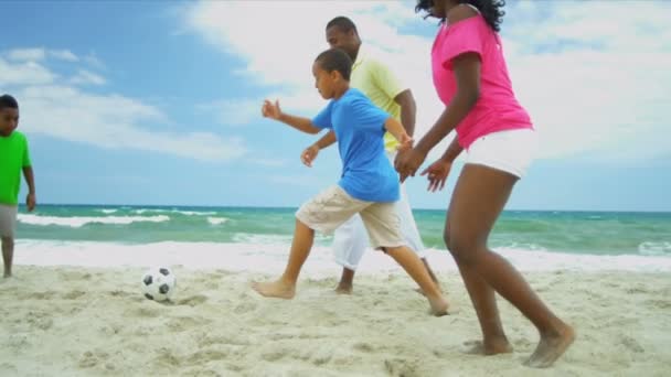 Chica étnica y niños disfrutando de vacaciones patadas de fútbol con el padre — Vídeo de stock