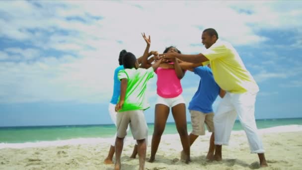 民族の女の子と男の子のビーチで両親と一緒にサッカーを楽しんで — ストック動画