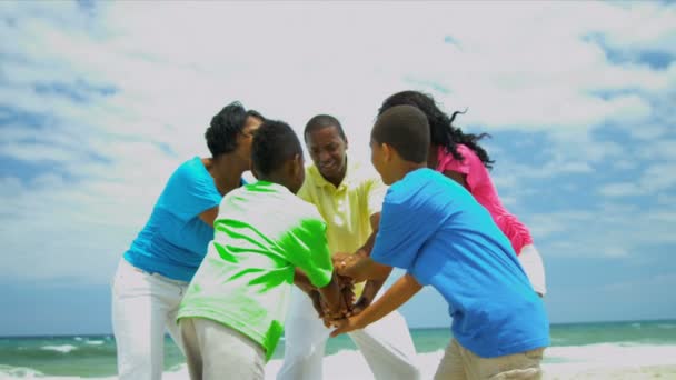 Familia étnica activa celebrando juntos un juego exitoso en la playa — Vídeo de stock