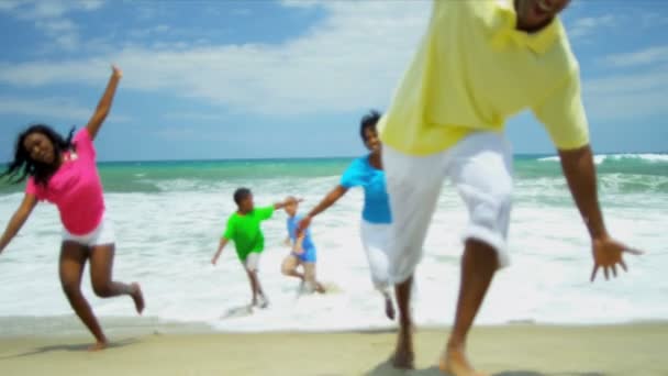 Familia afroamericana riéndose y corriendo juntos en surfistas — Vídeos de Stock