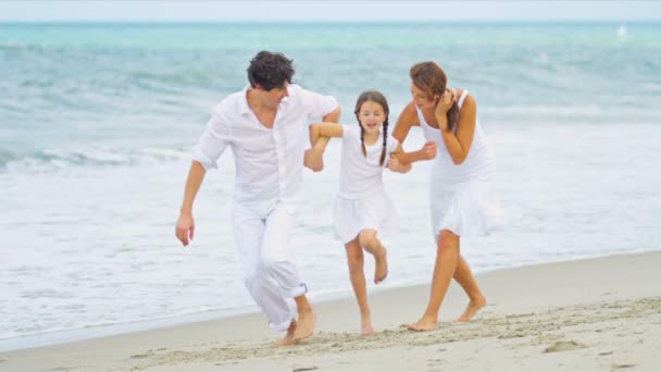 Hora de verano de Caucásico atractivo familia pasar vacaciones por el océano — Vídeos de Stock