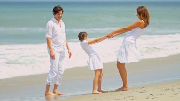 夏季时间的白种人有吸引力父母女儿度假开支的海洋 — 图库视频影像