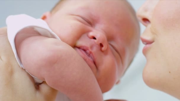 Liebevolle Mutter küsst kleine Tochter — Stockvideo