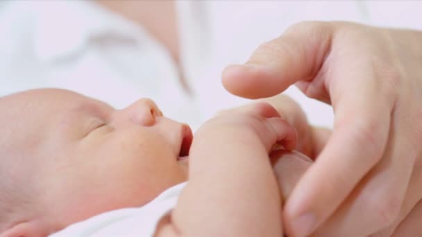 Yeni doğan bebek genç anne tarafından düzenlenen — Stok video