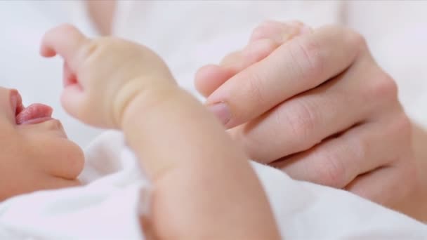 Bebê recém-nascido realizado pela jovem mãe — Vídeo de Stock