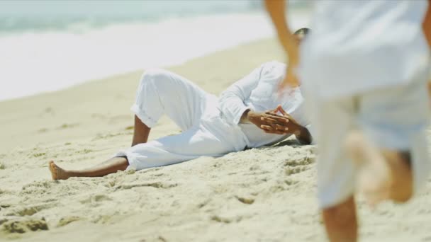 Amour ethnique père fils temps ensemble plage d'été — Video